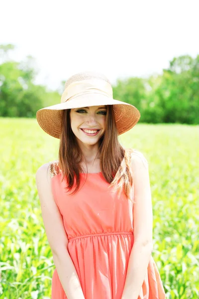 Portrait of beautiful young woman in the field — Stock Photo, Image