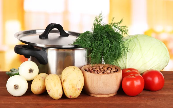 Zutaten zum Kochen von Borschtsch auf dem Tisch in der Küche — Stockfoto