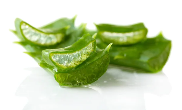 Hojas de aloe con gotas, aisladas en blanco — Foto de Stock