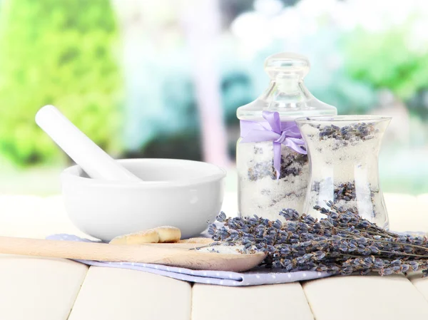 Bodegón con frasco de azúcar de lavanda, mortero y flores de lavanda fresca sobre fondo brillante —  Fotos de Stock