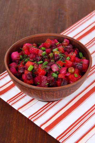 Rödbetor sallad i skålen på bordet närbild — Stockfoto