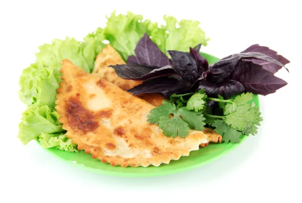 Cheburek savoureux avec des herbes fraîches sur l'assiette, isolé sur blanc — Photo