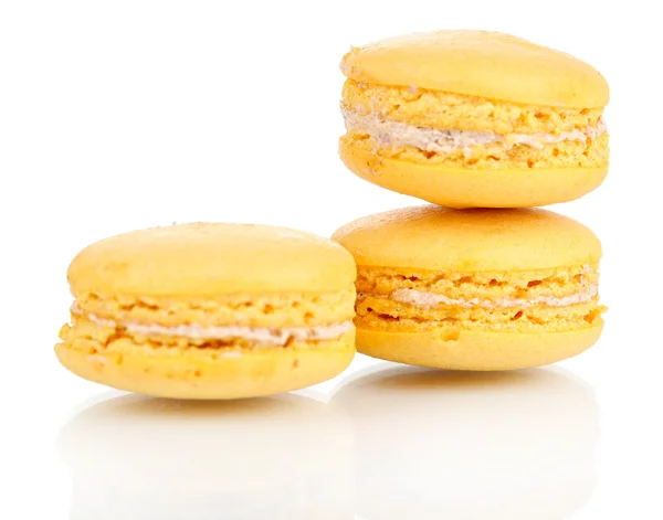 Beyaz izole yumuşak macaroons — Stok fotoğraf