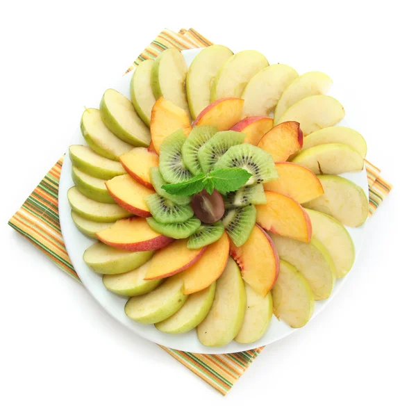 Surtido de frutas en rodajas en plato, aisladas en blanco — Foto de Stock
