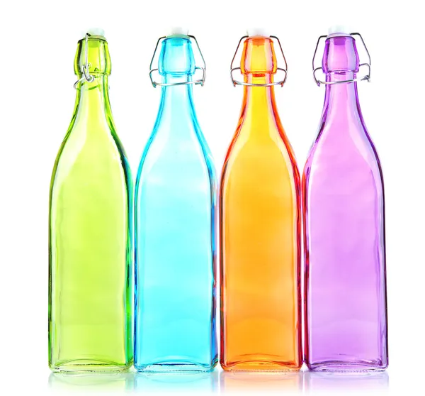 Порожні кольорові скляні пляшки, ізольовані на білому — стокове фото