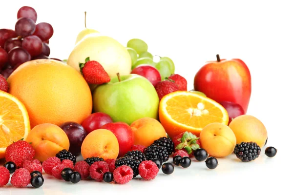 Frutas y bayas frescas aisladas en blanco — Foto de Stock
