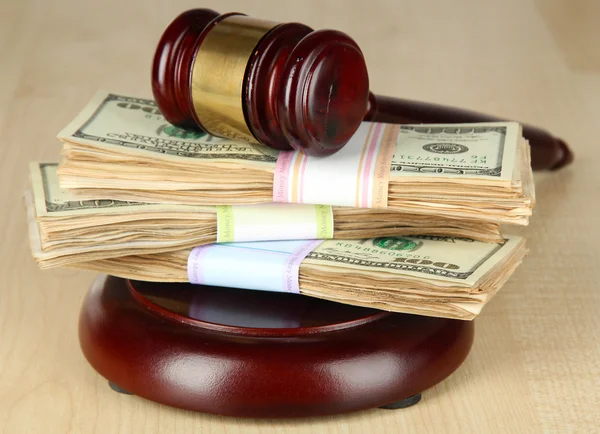 Stosy pieniędzy i sędziów młotek na drewnianym stole — Zdjęcie stockowe