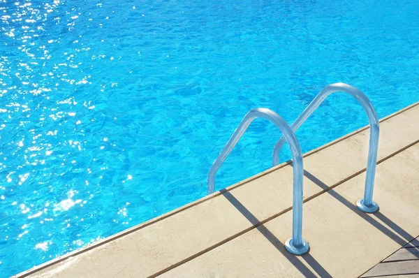 Piscina con escaleras — Foto de Stock