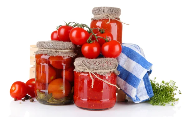 Sabrosos tomates enlatados y frescos, aislados en blanco — Foto de Stock