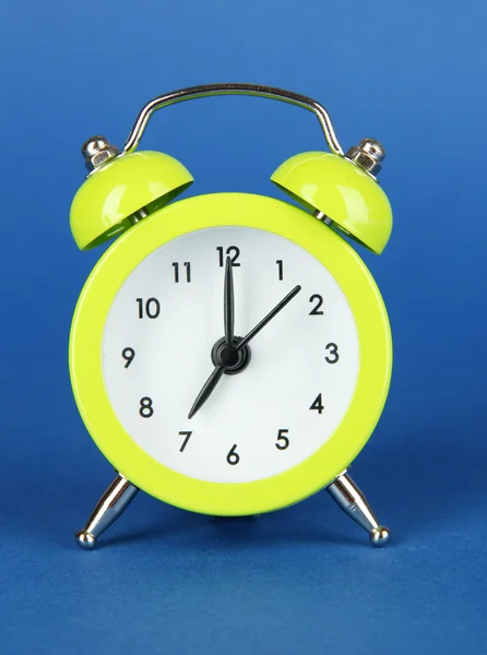 Mavi arkaplanda yeşil alarm saati — Stok fotoğraf