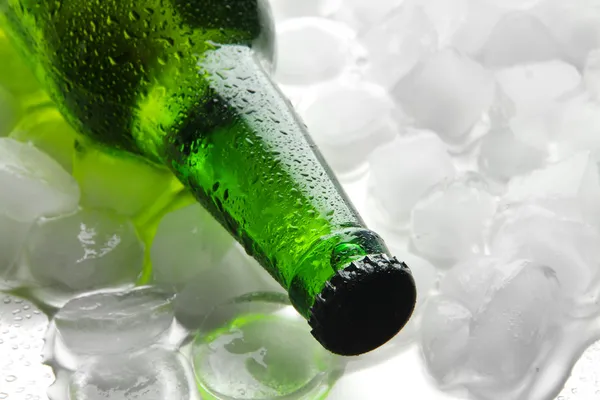Butelka piwa z kostkami lodu, bliska — Zdjęcie stockowe