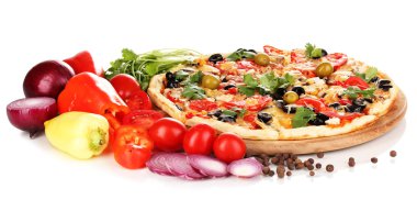 izole üzerinde beyaz etrafında malzemelerle nefis pizza