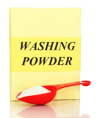 Deterjanlar ve üzerinde beyaz izole fincan ölçme