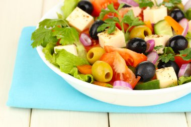 taze salata tabağına ahşap masa