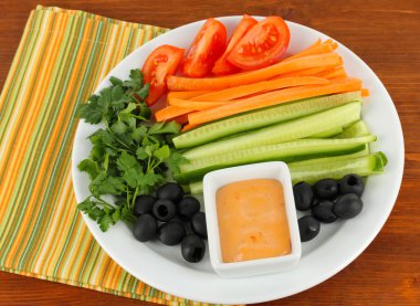 ahşap masa tabağa çeşitli çiğ sebze sopa yakın çekim