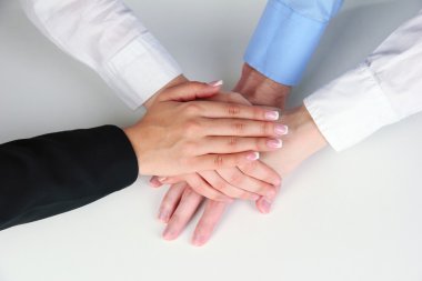 Grup genç insanların ellerini beyaz izole