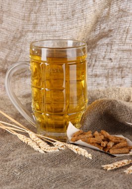 bira cam ve ahşap masa üzerinde torbalama üzerinde kraker