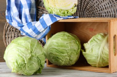 lahana ahşap zemin üzerinde tablo