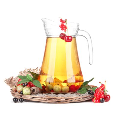 Komposto üzerinde beyaz izole farklı yaz meyveleri ile cam sürahi