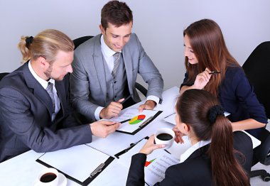 Grup birlikte toplantı olan iş adamları