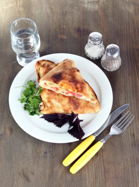 Pizza calzone ahşap tablo
