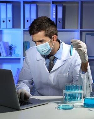 Laboratuvarda çalışan genç laboratuvar bilim adamı