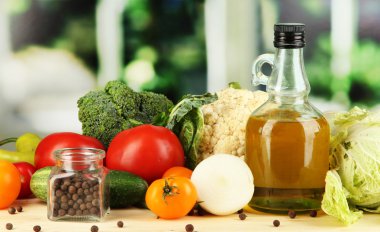 taze sebze sepeti ahşap tablo penceresinin arka plan üzerinde