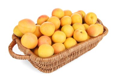 verse natuurlijke abrikoos in rieten mand geïsoleerd op wit