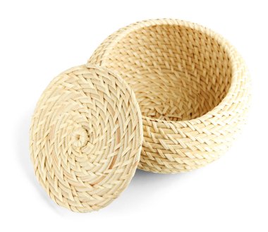 beyaz izole kapaklı hasır sepet