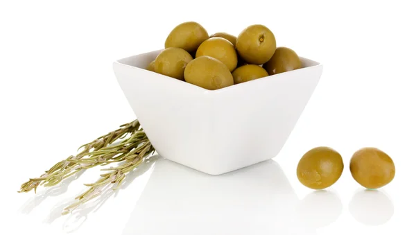 Olives vertes dans un bol blanc avec romarin isolé sur blanc — Photo