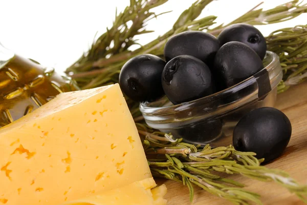 Schwarze Oliven in weißer Schüssel mit Rosmarin, Olivenöl und Käse an Bord in Großaufnahme isoliert auf weißer Basis — Stockfoto