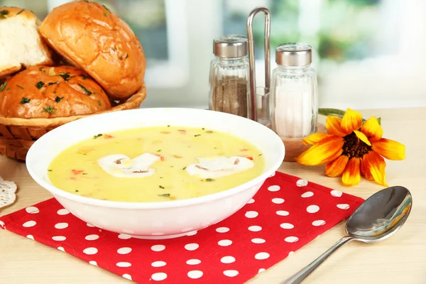 Sopa fragante en plato blanco en la mesa en el fondo de la ventana primer plano —  Fotos de Stock