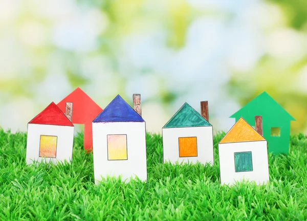 Casas de papel sobre fondo verde, de cerca — Foto de Stock