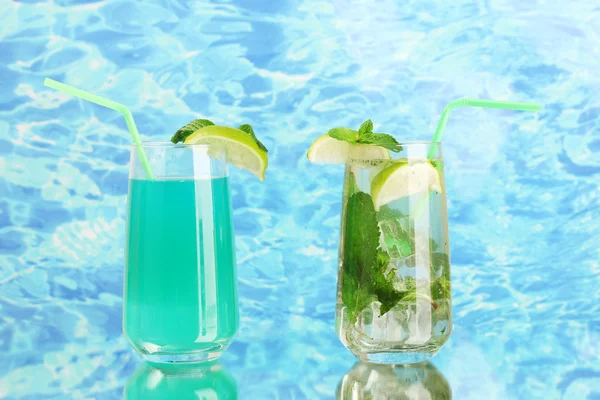 Twee cocktails op blauwe achtergrond — Stockfoto