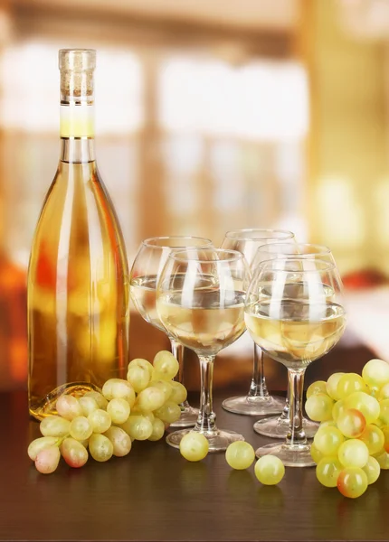Bardak ve şişe Oda zemin üzerine beyaz şarap — Stok fotoğraf