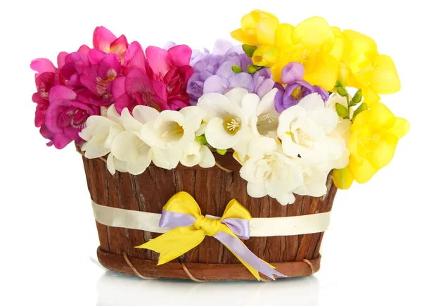 Hermoso ramo de freesias en cesta, aislado en blanco — Foto de Stock