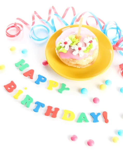 Gâteau d'anniversaire coloré avec bougie isolée sur blanc — Photo