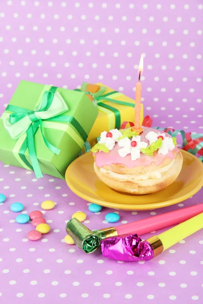 Colorido pastel de cumpleaños con vela y regalos sobre fondo rosa — Foto de Stock