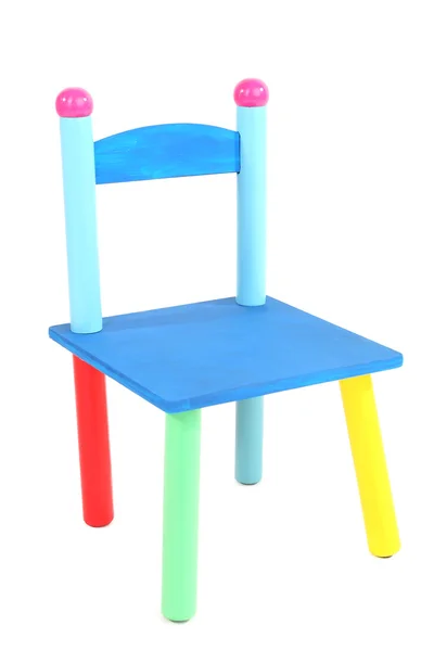 Küçük çocuklar üzerinde beyaz izole küçük ve renkli sandalyeler — Stok fotoğraf