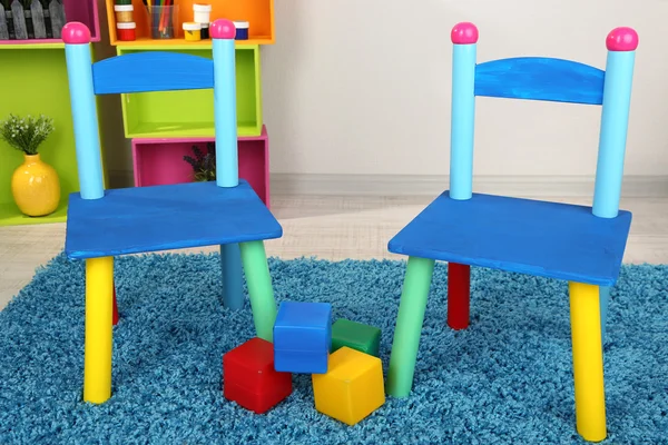 Małe i kolorowe krzesła dla małych dzieci — Zdjęcie stockowe