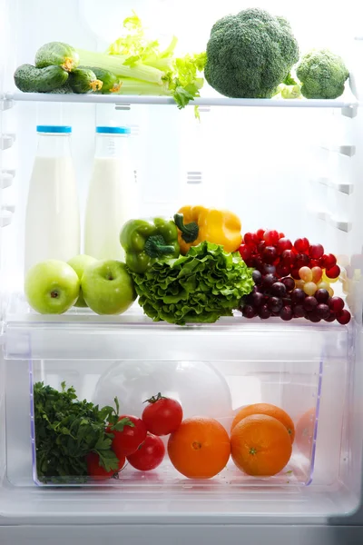 Offener Kühlschrank mit vegetarischer Kost — Stockfoto
