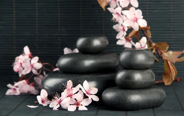 Spa stones and flowers on bamboo background — Stock Photo, Image