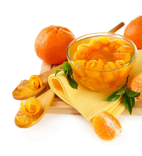 Dżem pomarańczowy z zapałem i mandarynki na drewniane biurko, na białym tle — Zdjęcie stockowe
