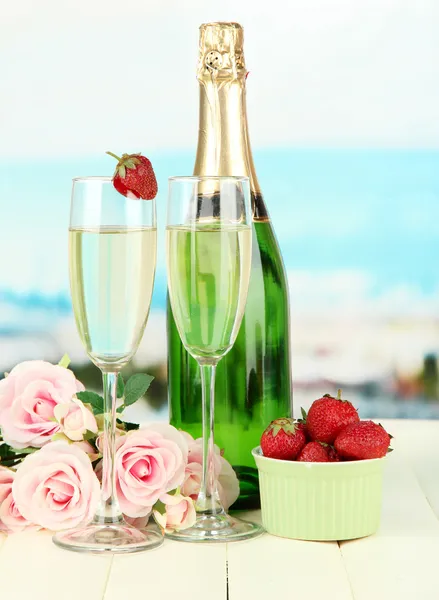 Bodegón romántico con champán, fresa y rosas rosadas, sobre fondo brillante —  Fotos de Stock