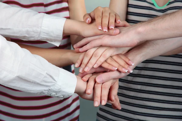 Gruppe junger Leute in der Hand, aus nächster Nähe — Stockfoto