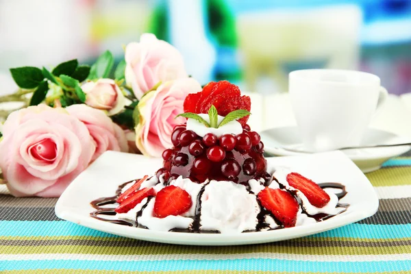 Gustoso dessert alla gelatina con bacche fresche, su sfondo brillante — Foto Stock