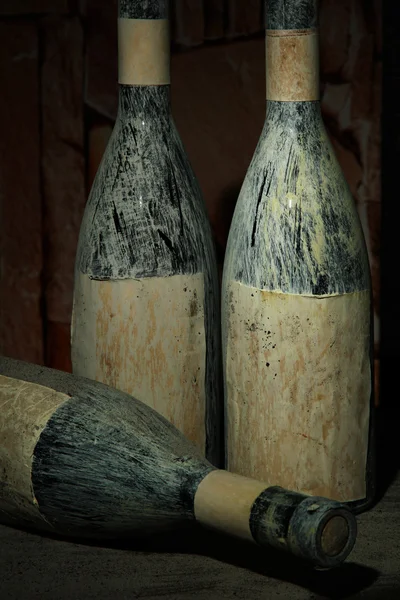 Vieilles bouteilles de vin dans une ancienne cave, sur fond sombre — Photo