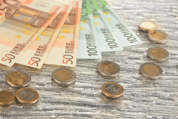 Billets en euros et cents en euros sur fond de verre gris — Photo