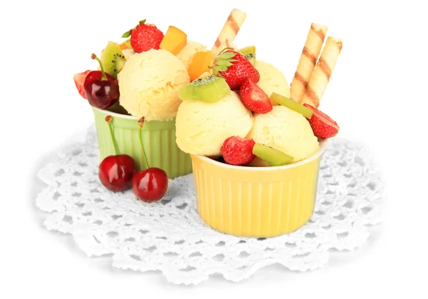美味冰淇淋的水果和浆果在碗上白色隔离 — 图库照片