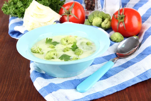 Ahşap masa peçeteye Tabaklarda lahana çorbası — Stok fotoğraf